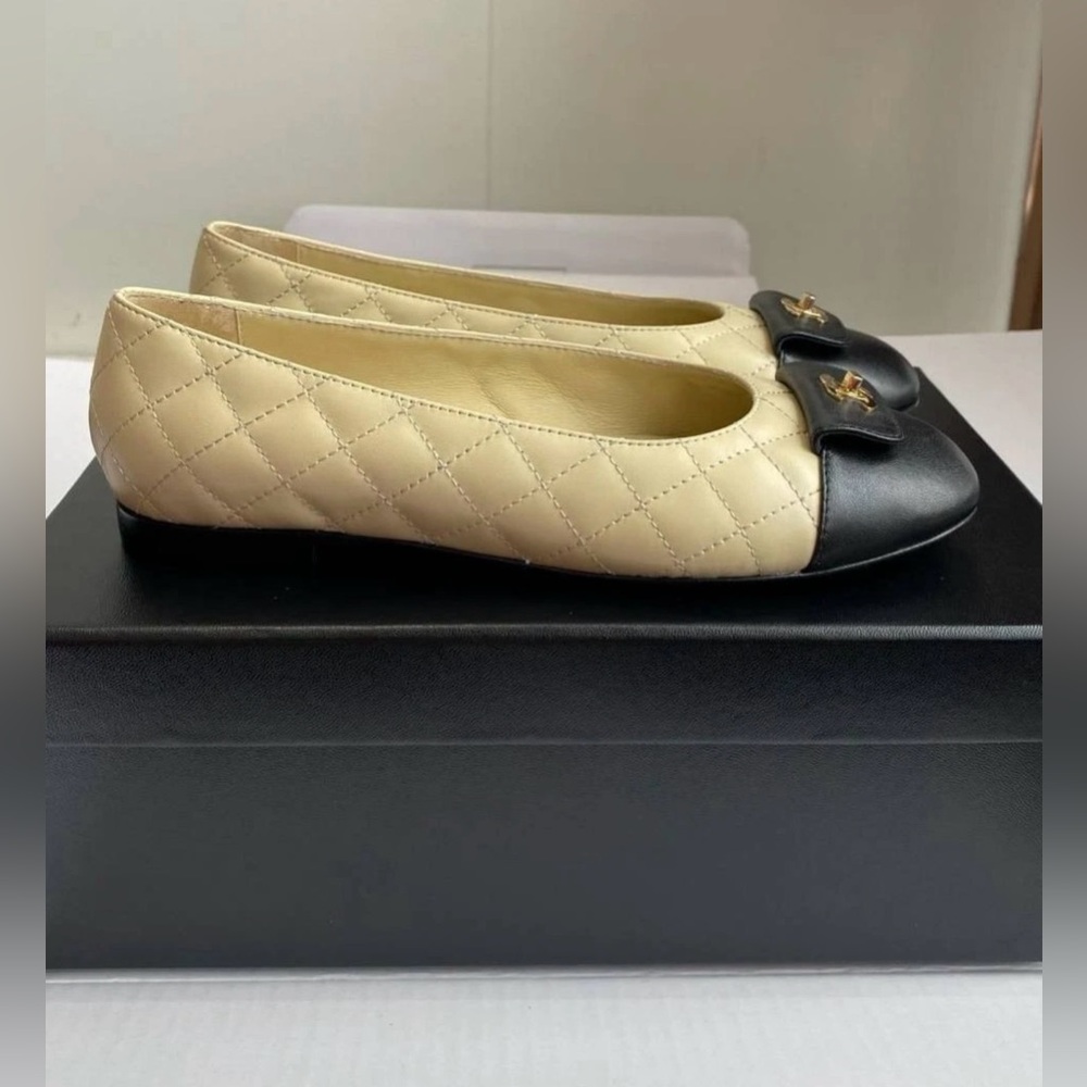 CHANEL Cream and Black Quilted Ballerina Flats 37/7 - Picture 11 of 14